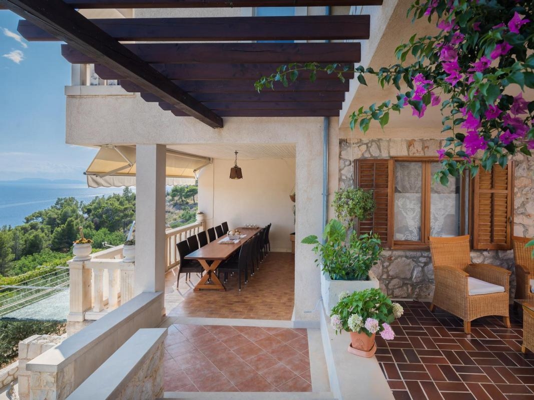 Comfortable and spacious house with terrace and sea view Sveta Nedilja, Hvar  K