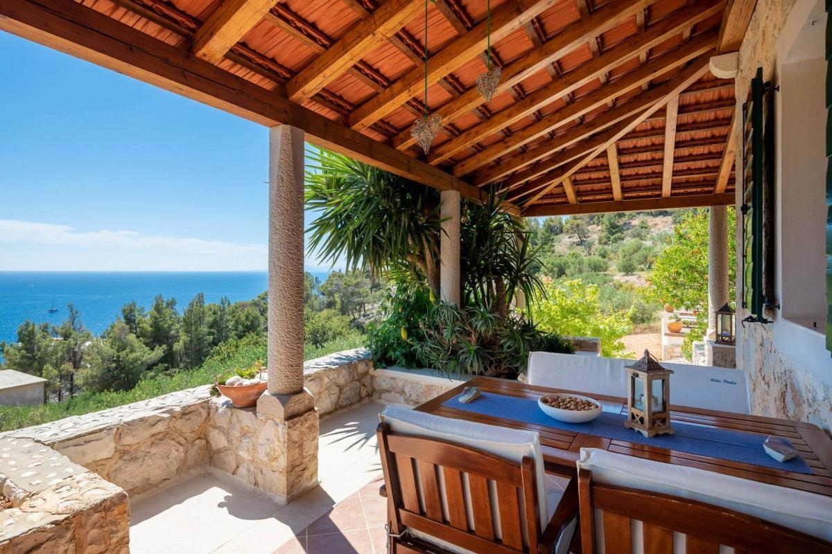 Comfortable and spacious house with terrace and sea view Sveta Nedilja, Hvar  K