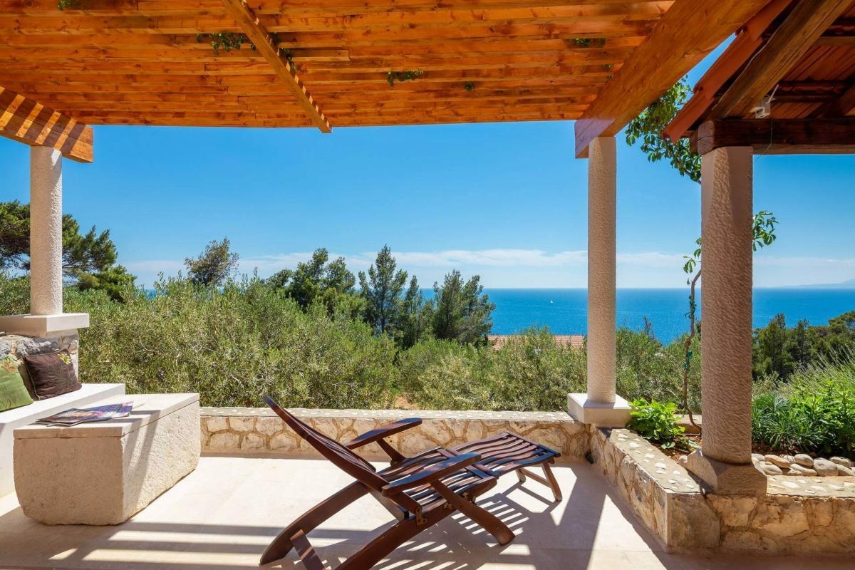 Comfortable and spacious house with terrace and sea view Sveta Nedilja, Hvar  K