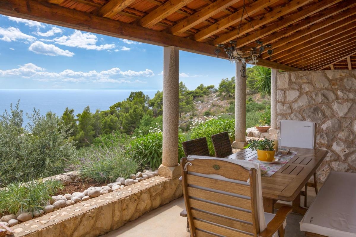 Comfortable and spacious house with terrace and sea view Sveta Nedilja, Hvar  K