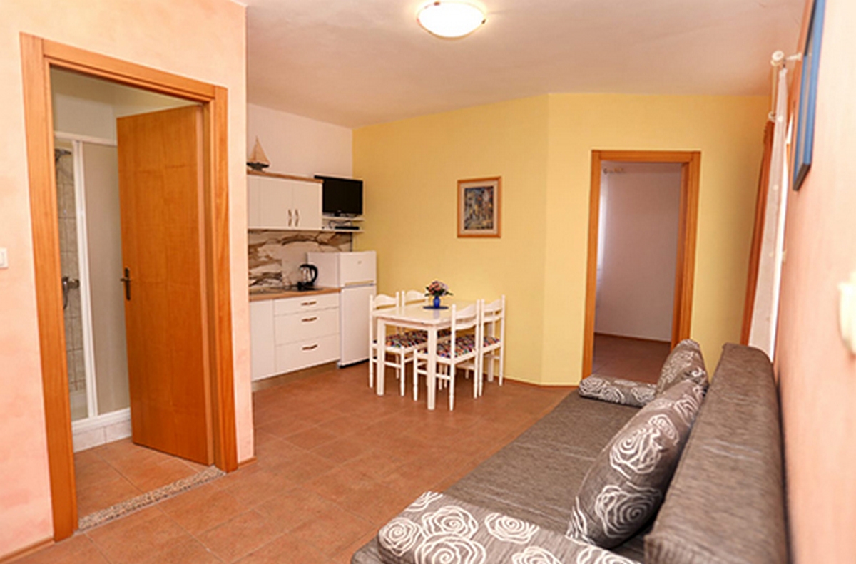 One bedroom apartment with balcony Okrug Gornji, Čiovo (A-22139-b)