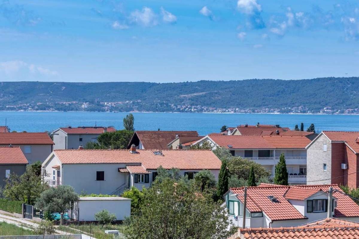 Two bedroom apartment with balcony and sea view Kaštel Lukšić, Kaštela  A-b