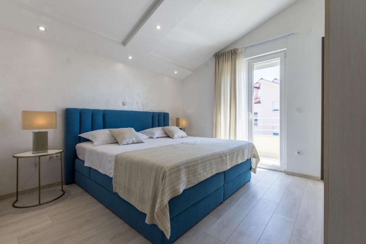 Two bedroom apartment with balcony and sea view Kaštel Lukšić, Kaštela  A-b