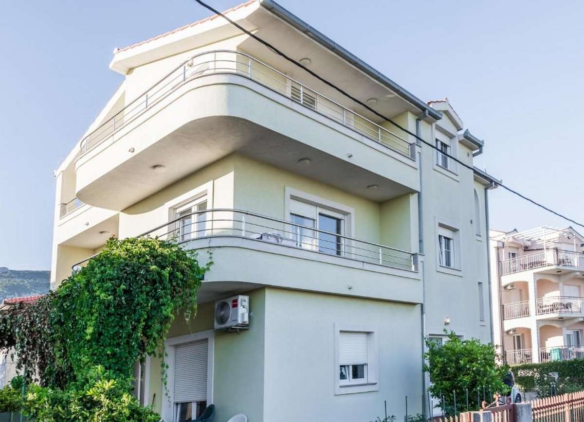 Two bedroom apartment with balcony and sea view Kaštel Lukšić, Kaštela  A-b