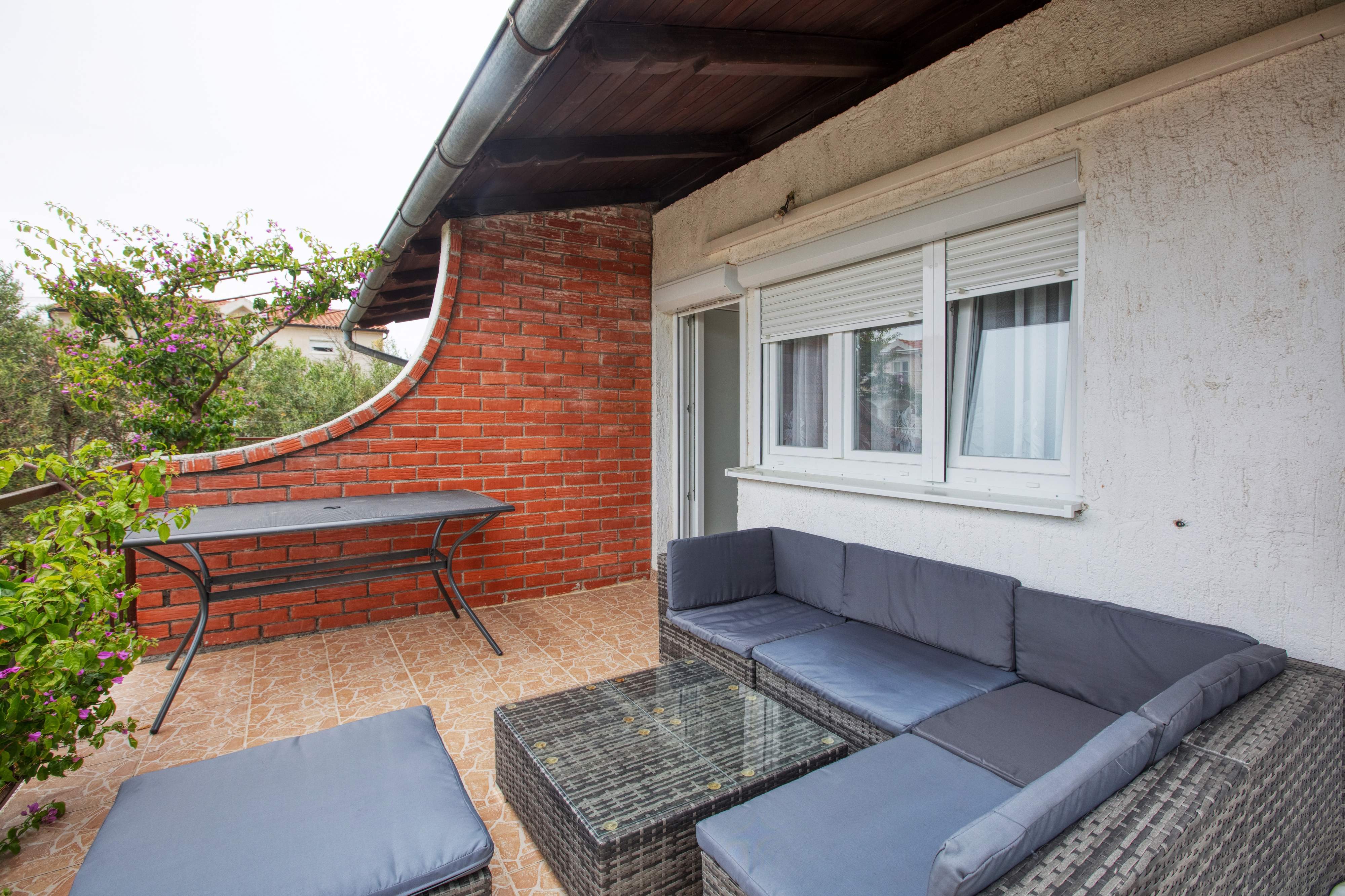 Three bedroom apartment with terrace Rogoznica  A-a
