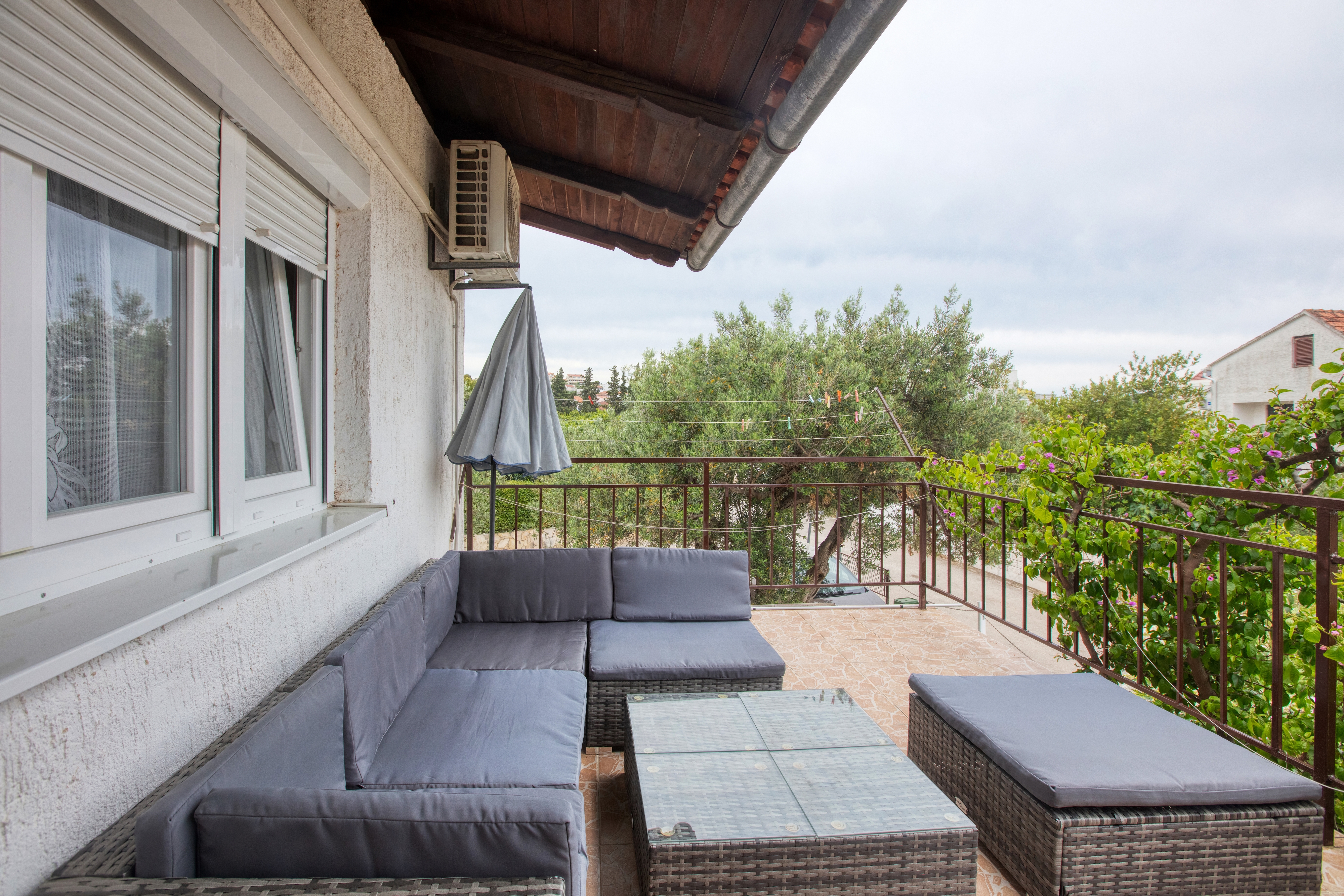 Three bedroom apartment with terrace Rogoznica  A-a