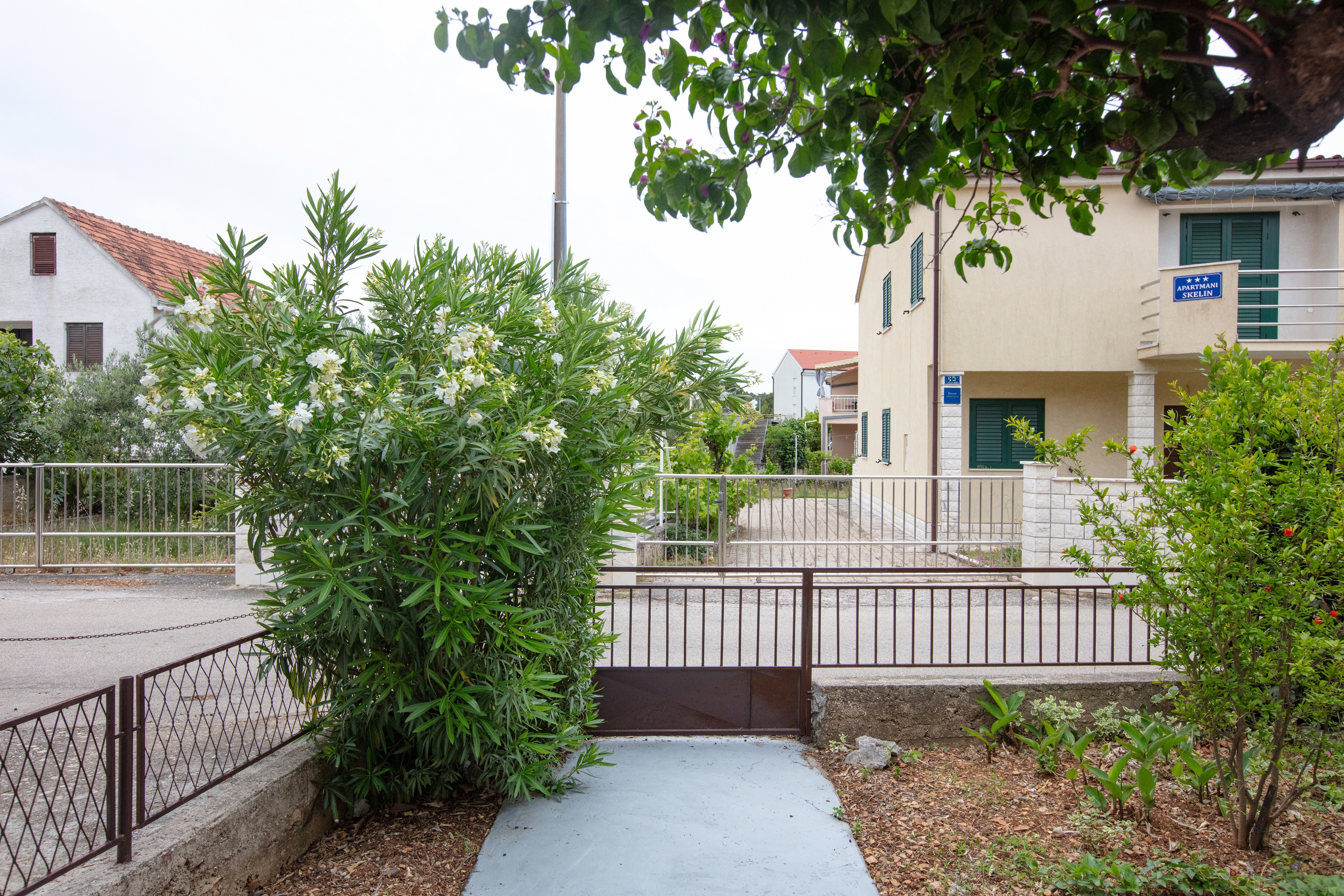 Three bedroom apartment with terrace Rogoznica  A-a