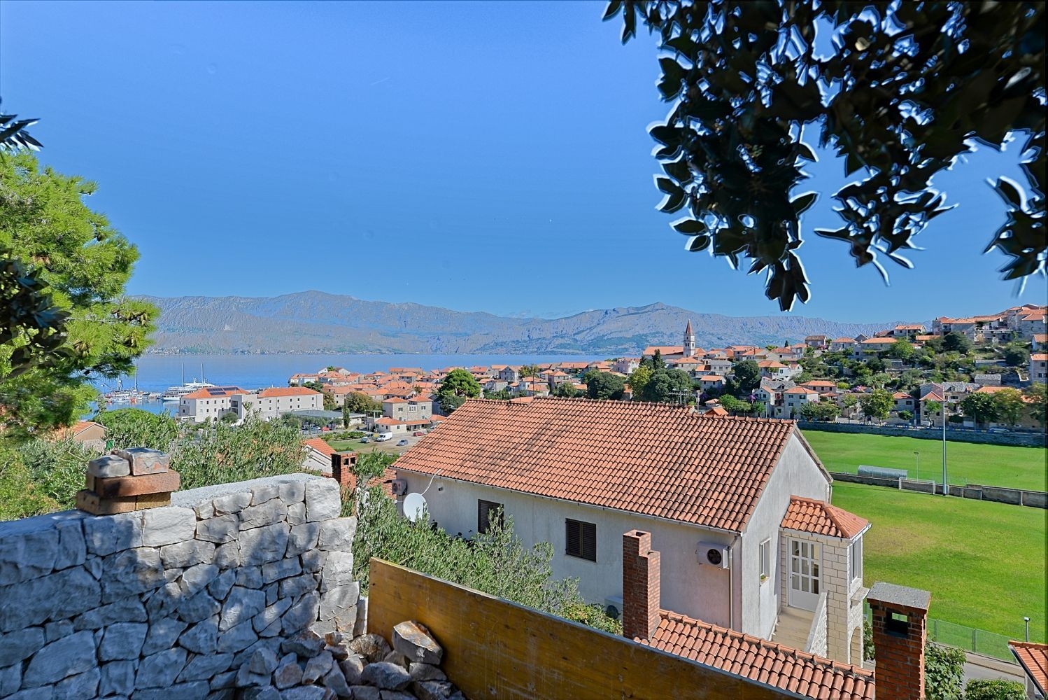 One bedroom apartment with terrace and sea view Postira, Brač  A-a