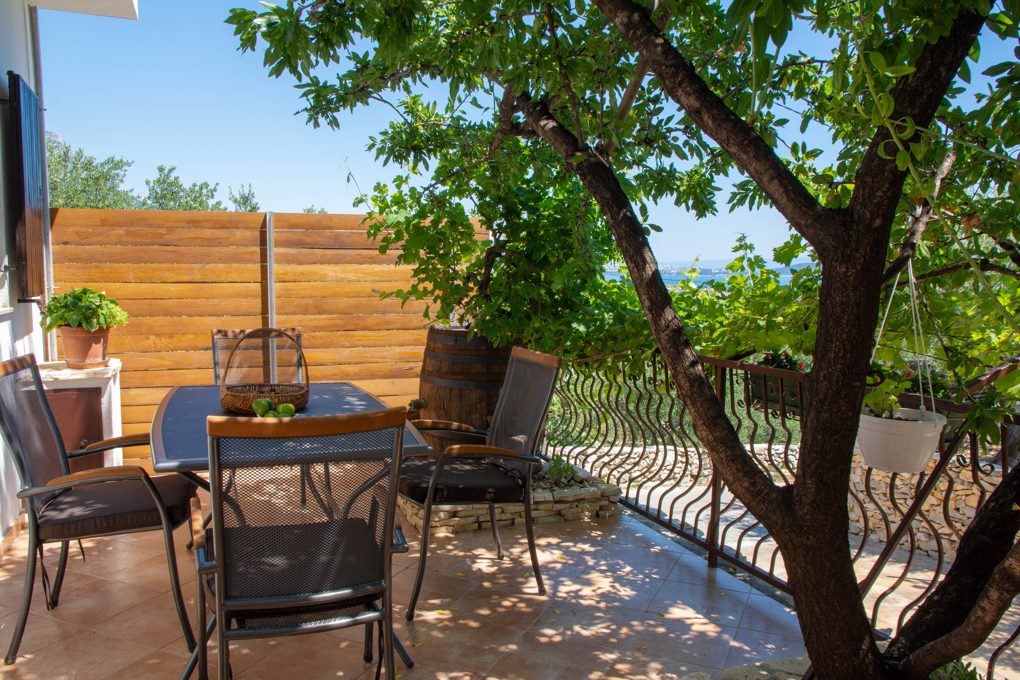 Two bedroom house with terrace and sea view Kaštel Stari, Kaštela  K