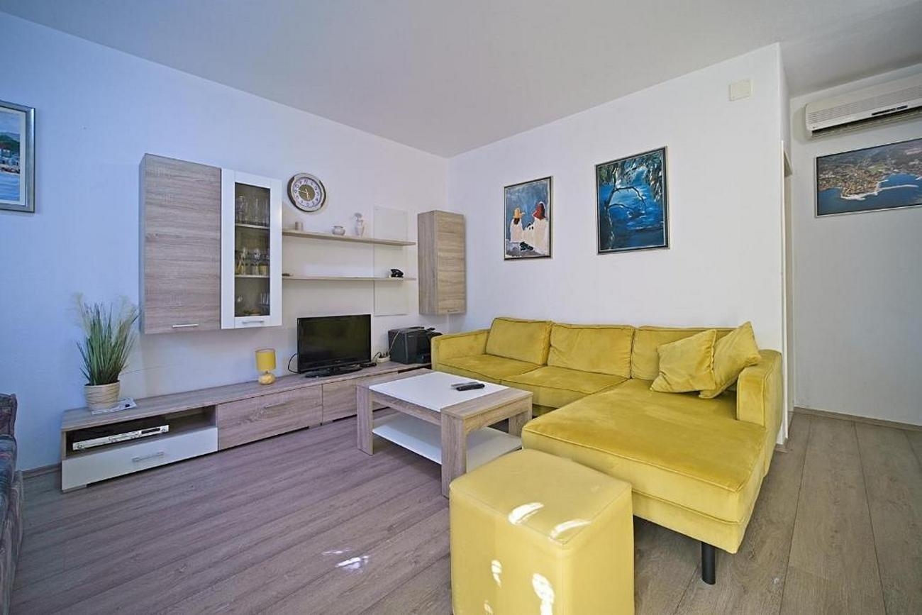 Two bedroom apartment with terrace Postira, Brač  A-a