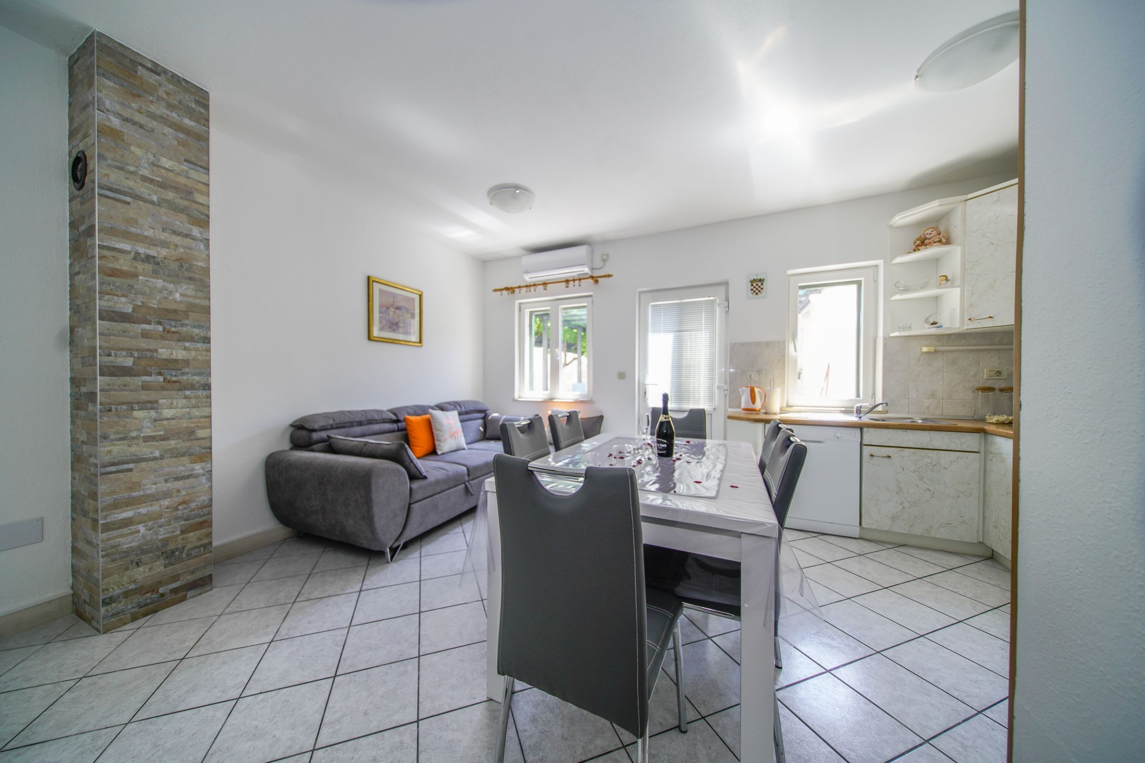 Three bedroom apartment with air-conditioning Postira, Brač  A-a