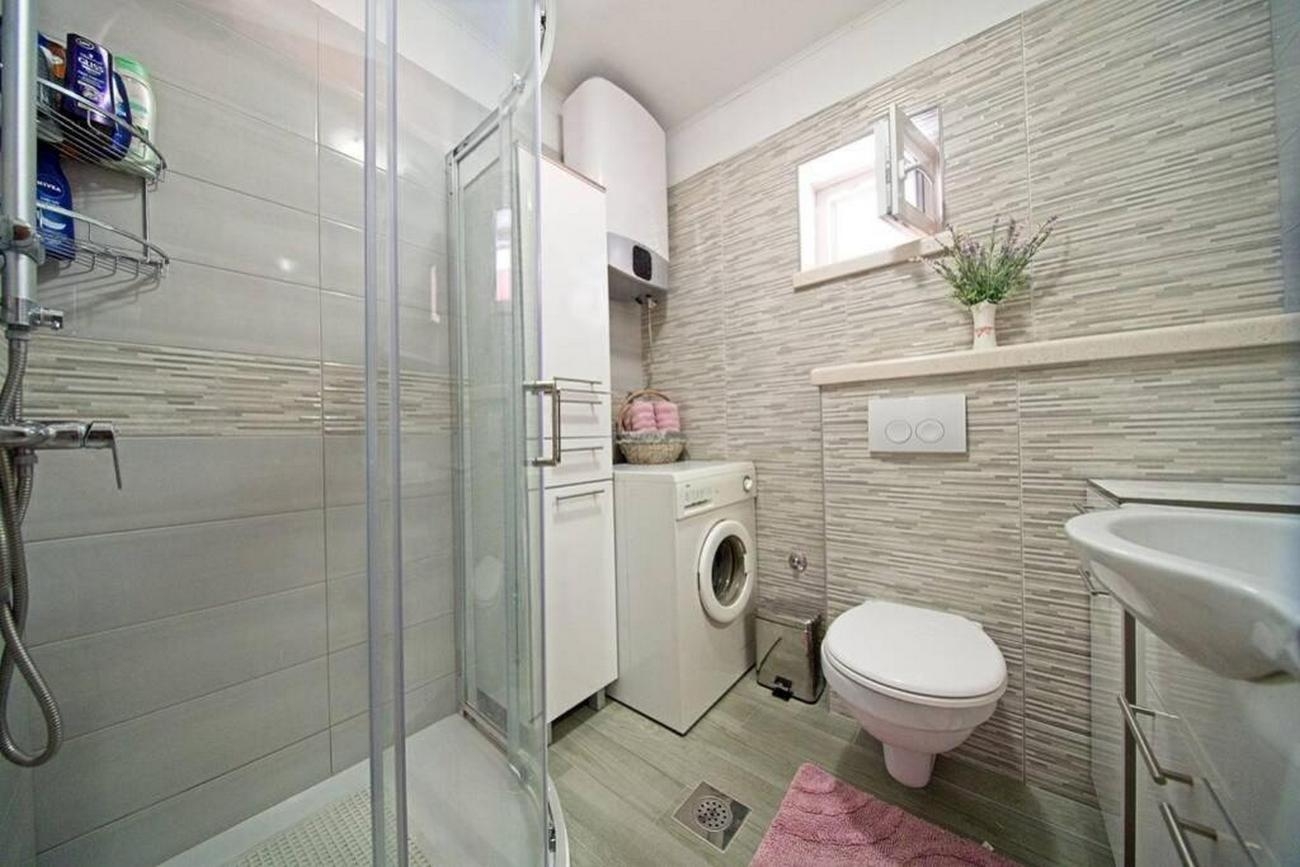 Three bedroom apartment near beach Postira, Brač  A-a