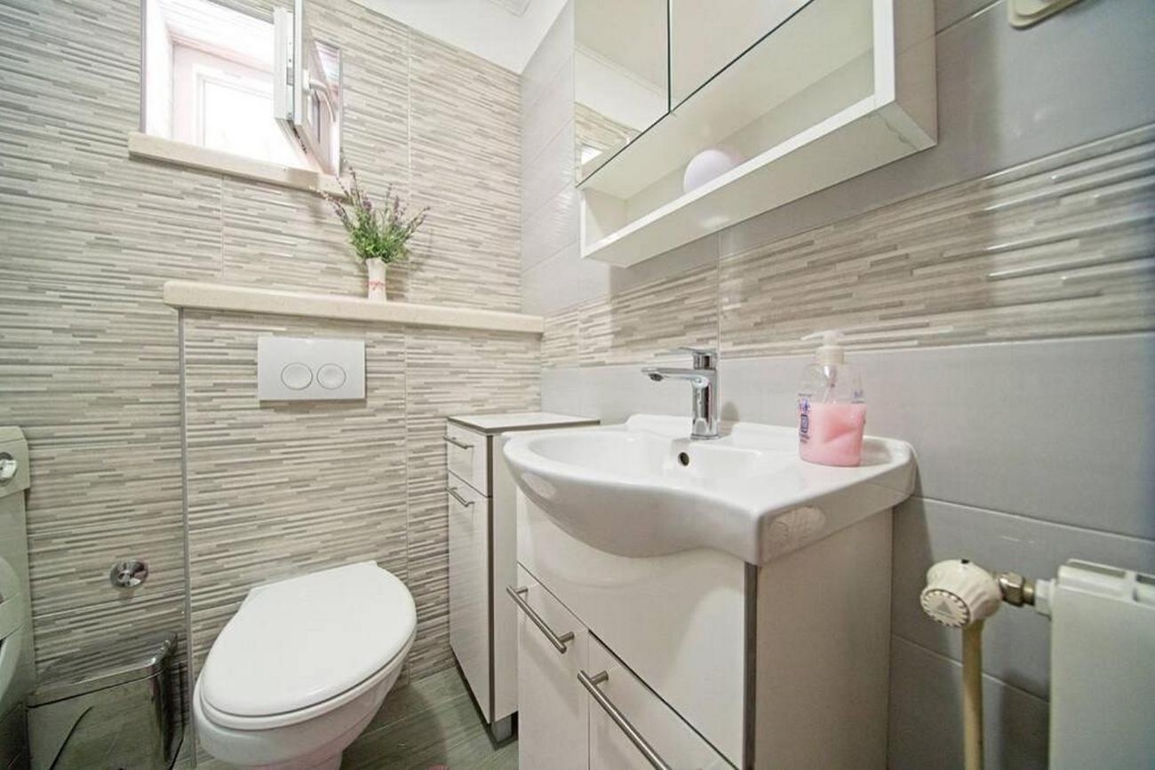 Three bedroom apartment near beach Postira, Brač  A-a