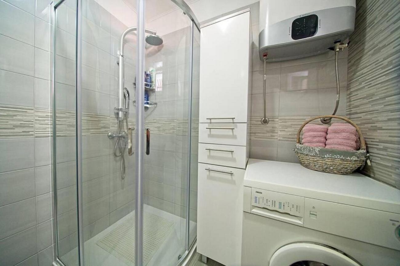 Three bedroom apartment near beach Postira, Brač  A-a