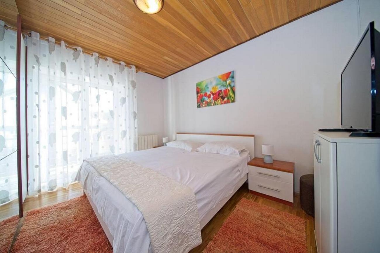 Three bedroom apartment near beach Postira, Brač  A-a