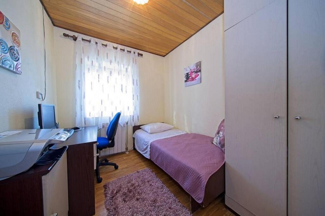 Three bedroom apartment near beach Postira, Brač  A-a