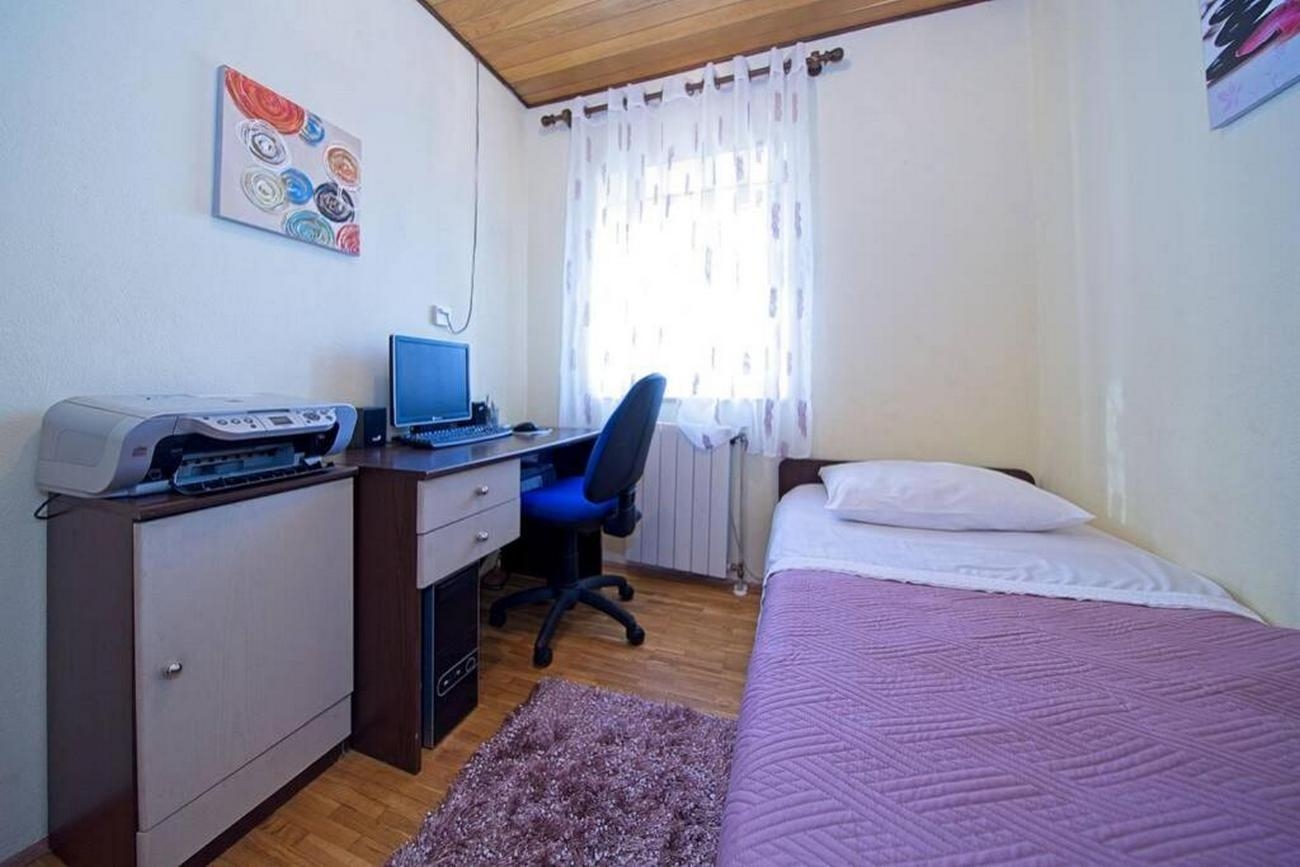 Three bedroom apartment near beach Postira, Brač  A-a