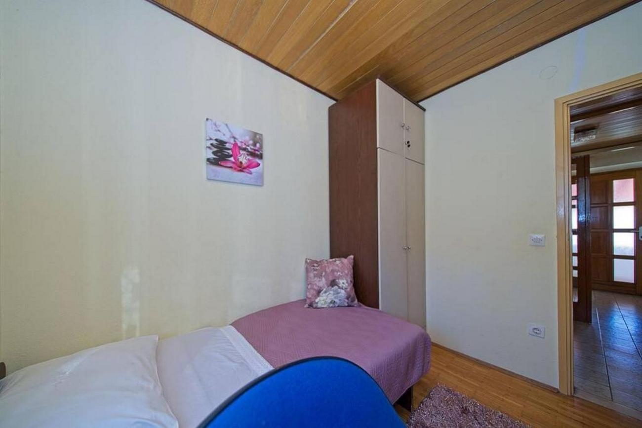 Three bedroom apartment near beach Postira, Brač  A-a
