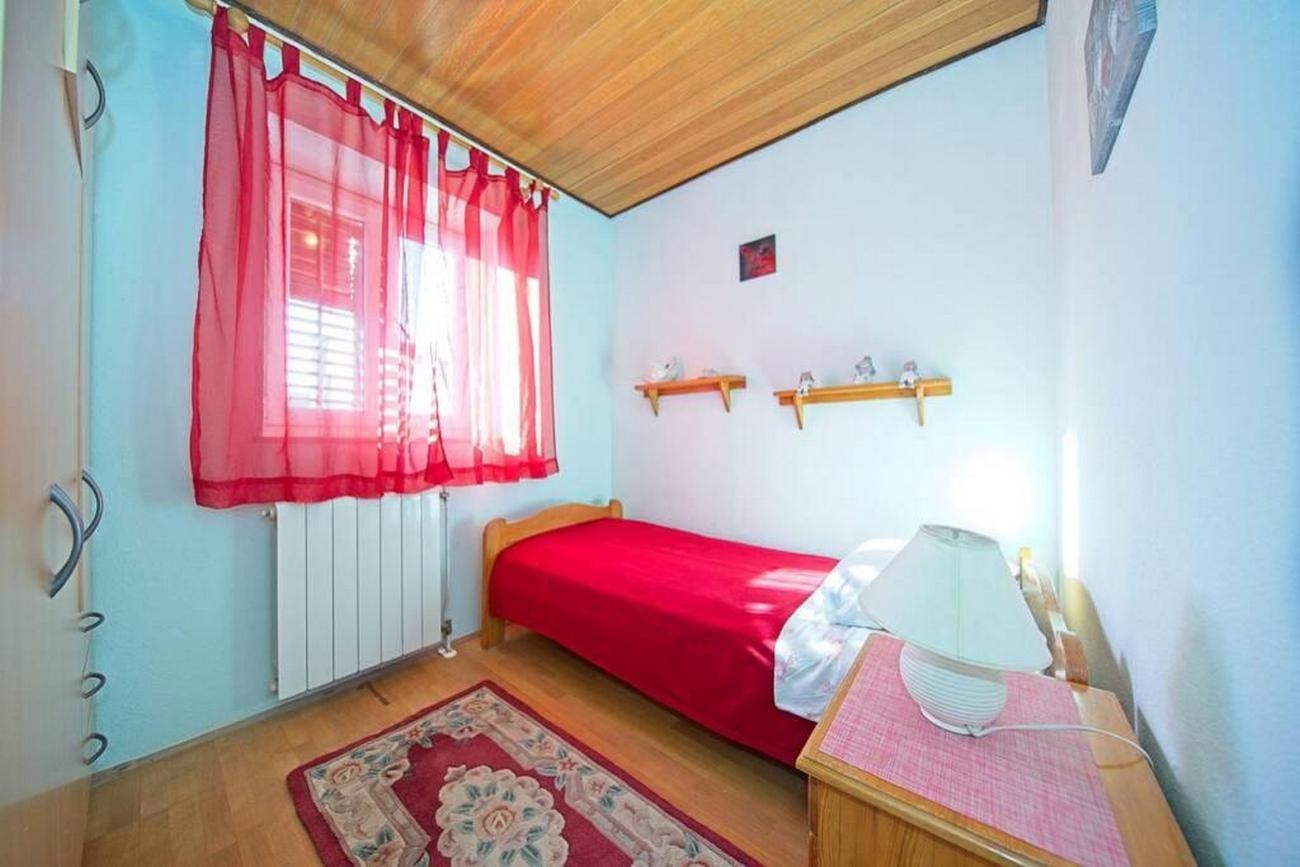 Three bedroom apartment near beach Postira, Brač  A-a