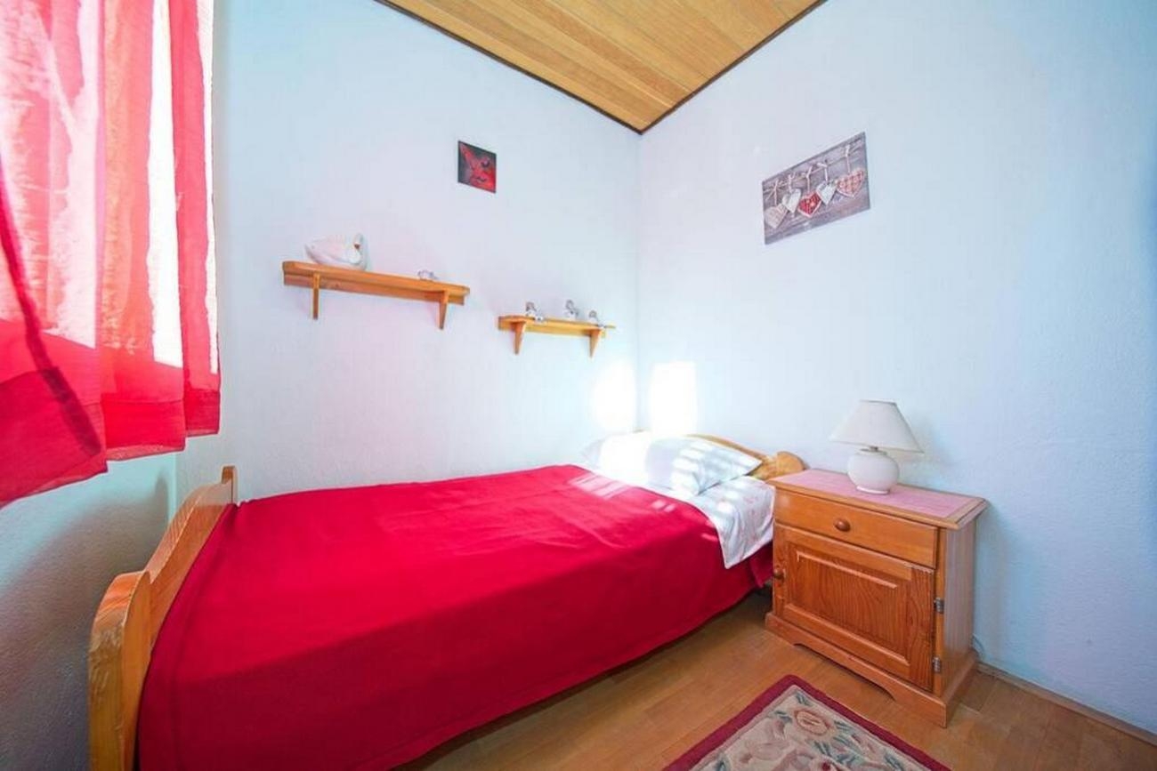 Three bedroom apartment near beach Postira, Brač  A-a