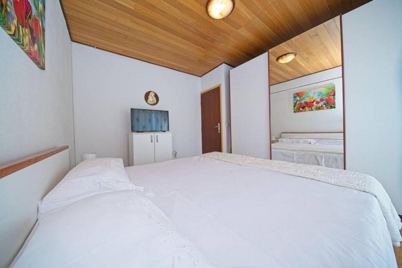 Three bedroom apartment near beach Postira, Brač  A-a
