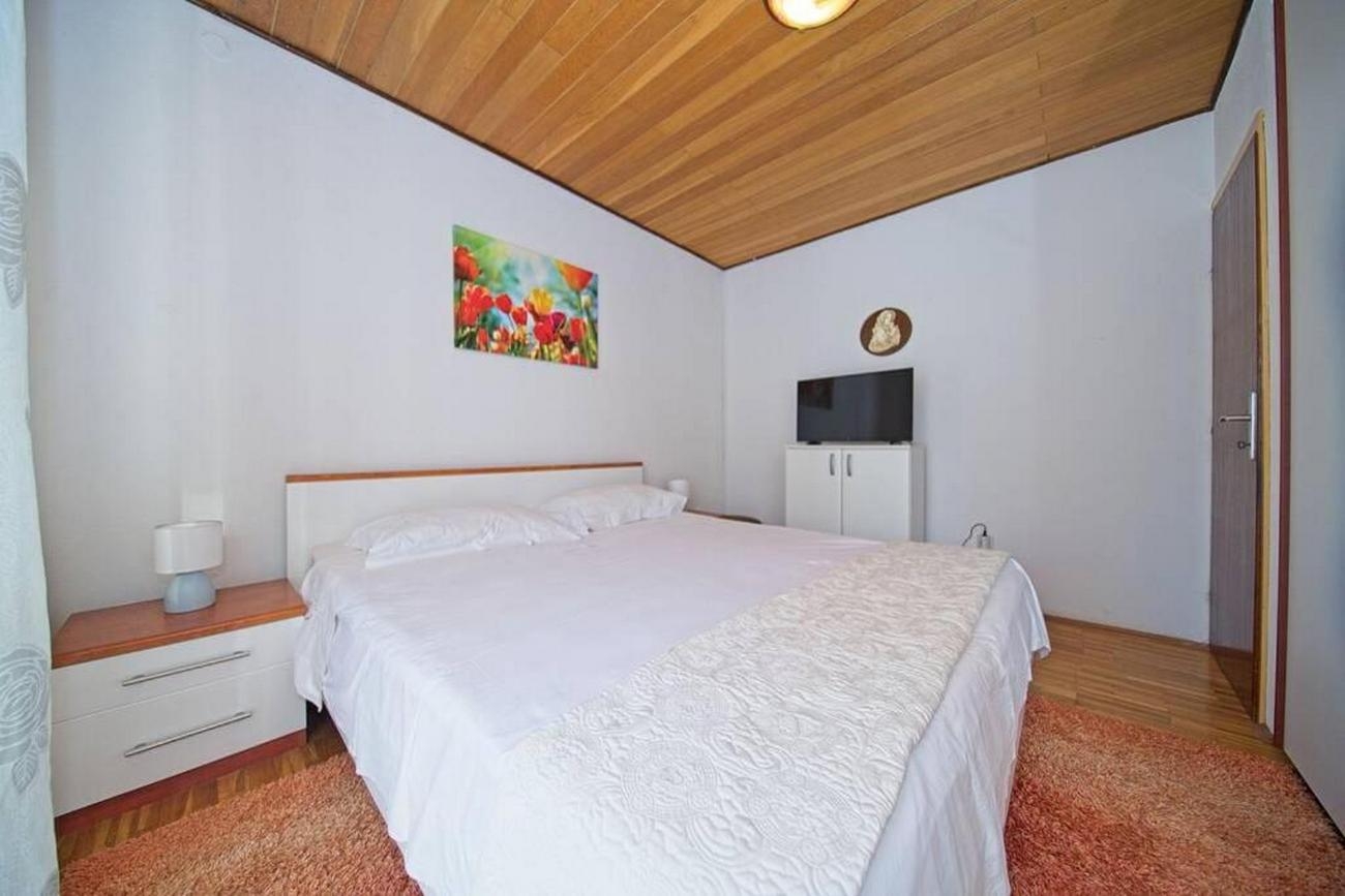 Three bedroom apartment near beach Postira, Brač  A-a