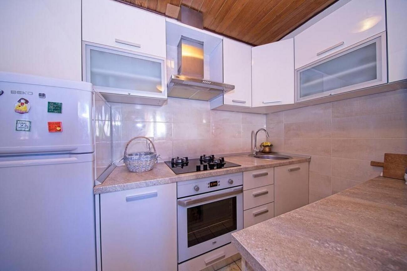 Three bedroom apartment near beach Postira, Brač  A-a