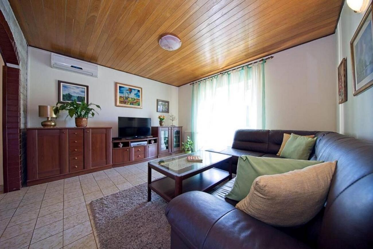 Three bedroom apartment near beach Postira, Brač (A-22162-a) Three bedroom apartment near beach Postira, Brač (A-22162-a)