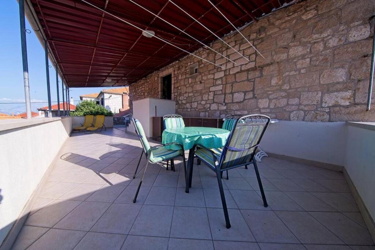 Three bedroom apartment near beach Postira, Brač (A-22162-a)