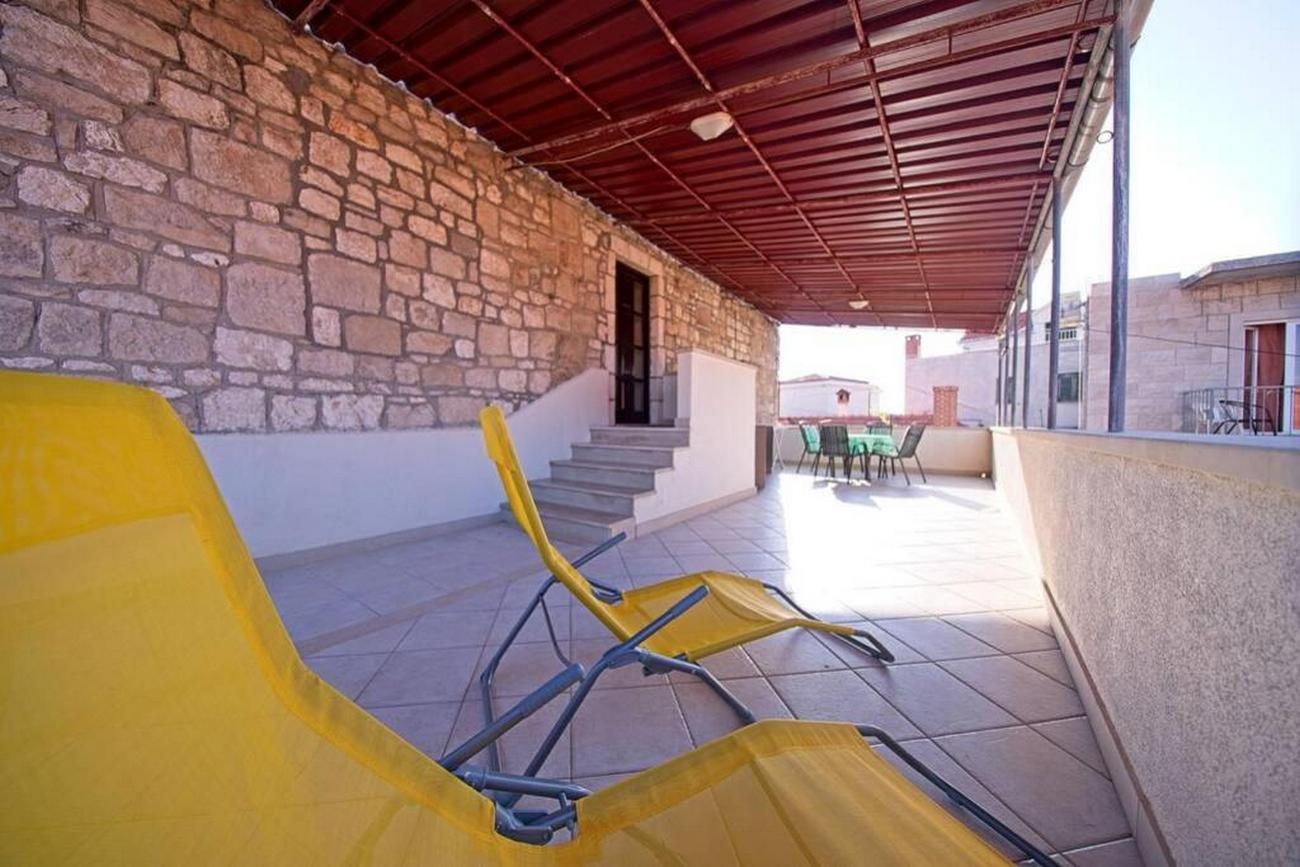 Three bedroom apartment near beach Postira, Brač  A-a