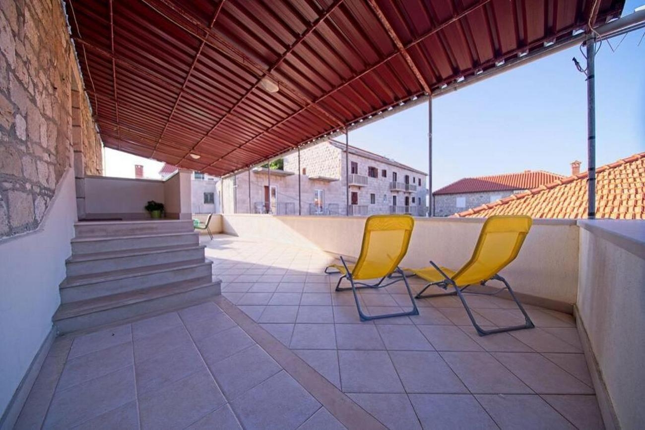 Three bedroom apartment near beach Postira, Brač  A-a