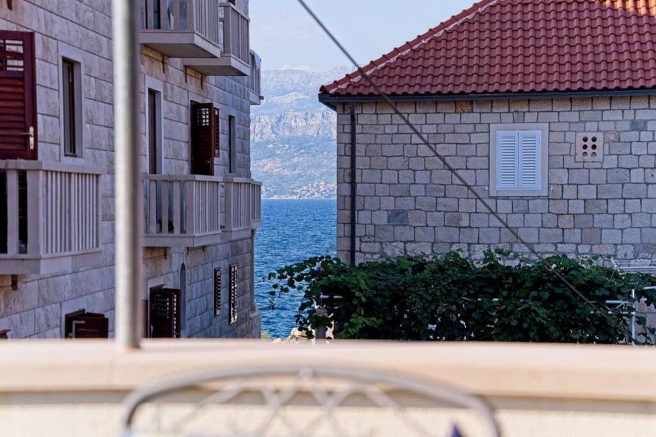 Three bedroom apartment near beach Postira, Brač  A-a