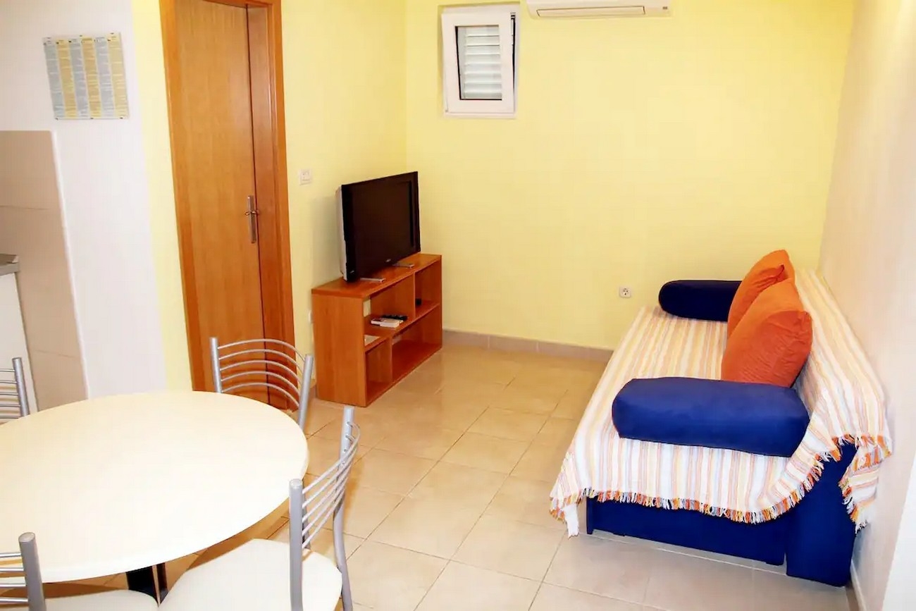 One bedroom apartment with terrace Makarska  A-b