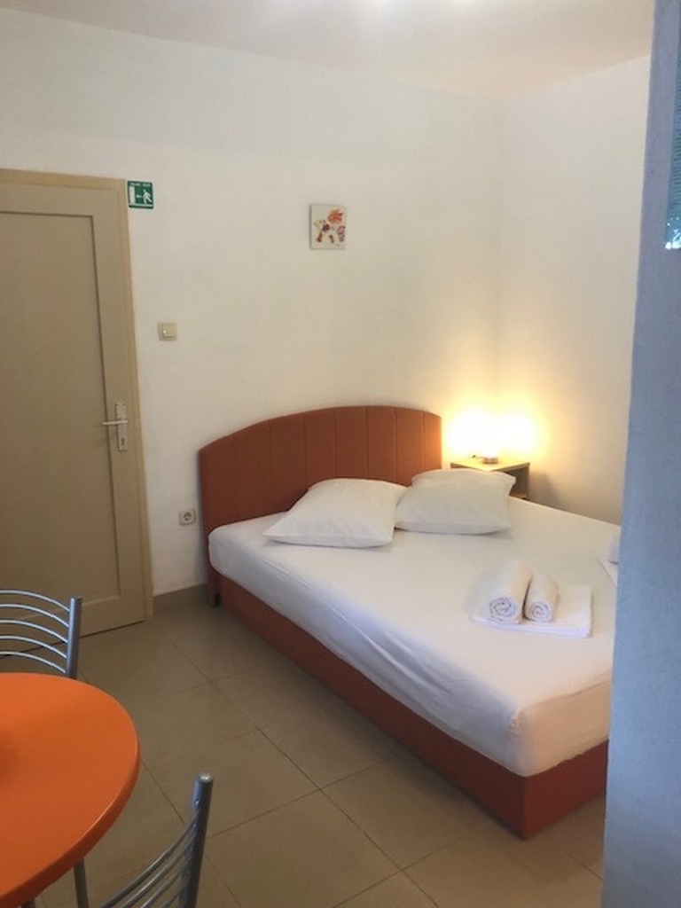 Studio flat with terrace Makarska  AS-b