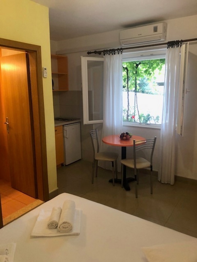 Studio flat with terrace Makarska  AS-b