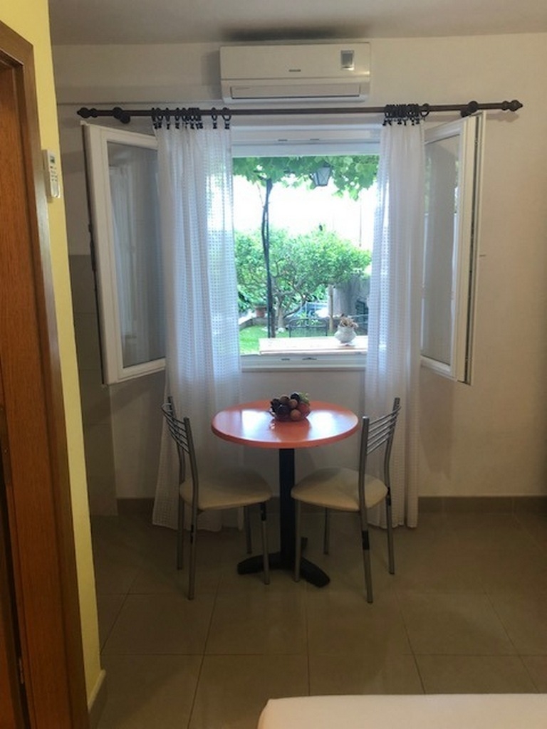 Studio flat with terrace Makarska  AS-b