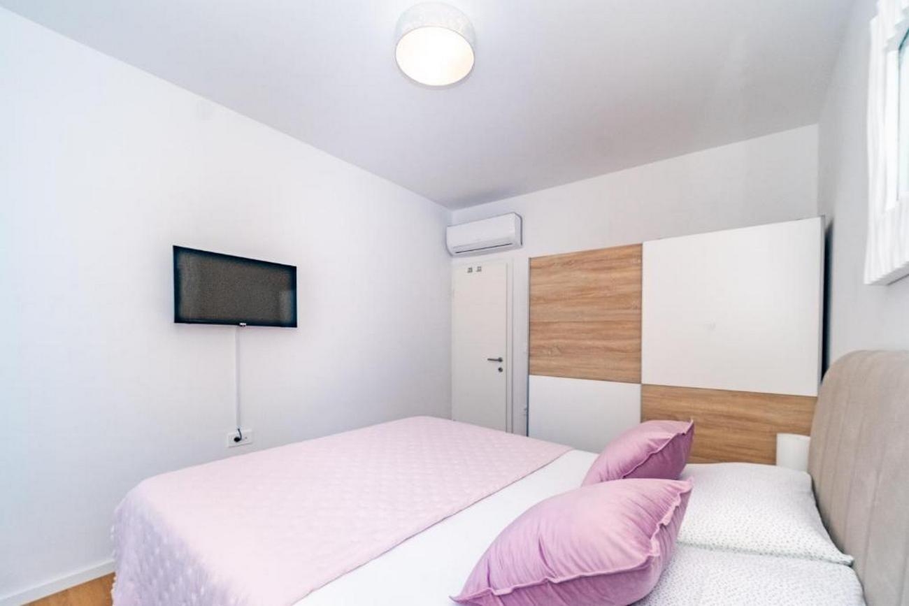 One bedroom apartment with terrace Postira, Brač  A-a