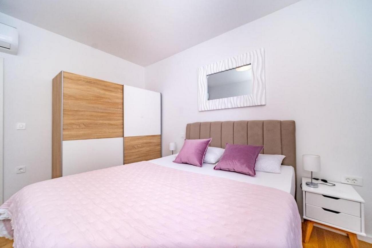 One bedroom apartment with terrace Postira, Brač  A-a