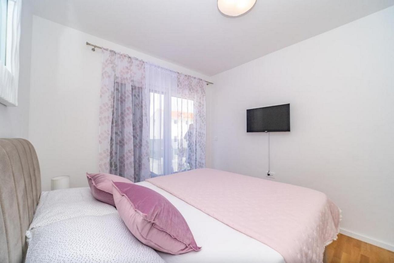 One bedroom apartment with terrace Postira, Brač  A-a