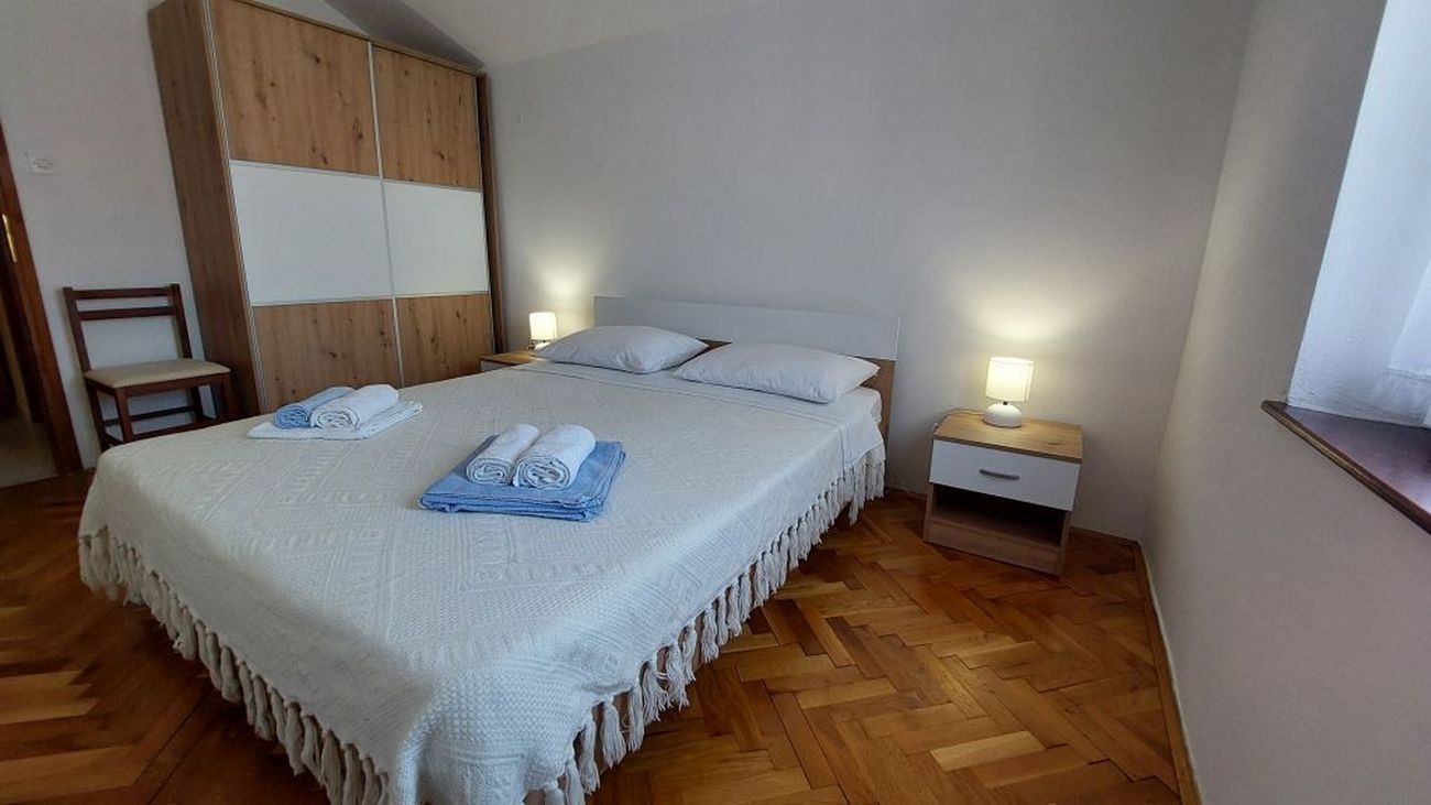 One bedroom apartment with balcony Cres  A-a