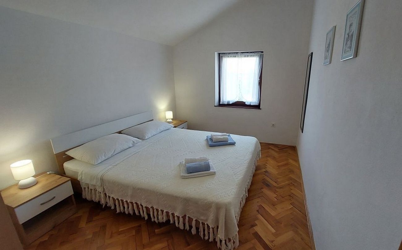 One bedroom apartment with balcony Cres  A-a