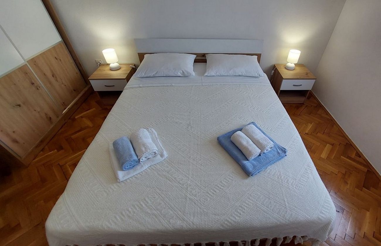 One bedroom apartment with balcony Cres  A-a