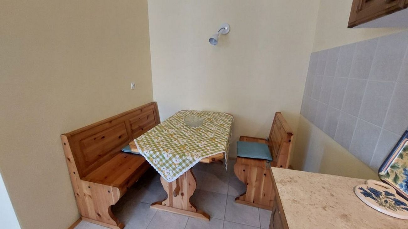 One bedroom apartment with balcony Cres  A-a
