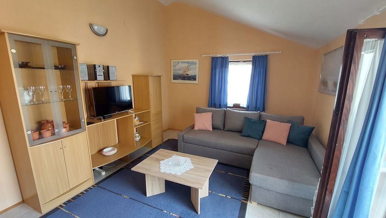 One bedroom apartment with balcony Cres  A-a