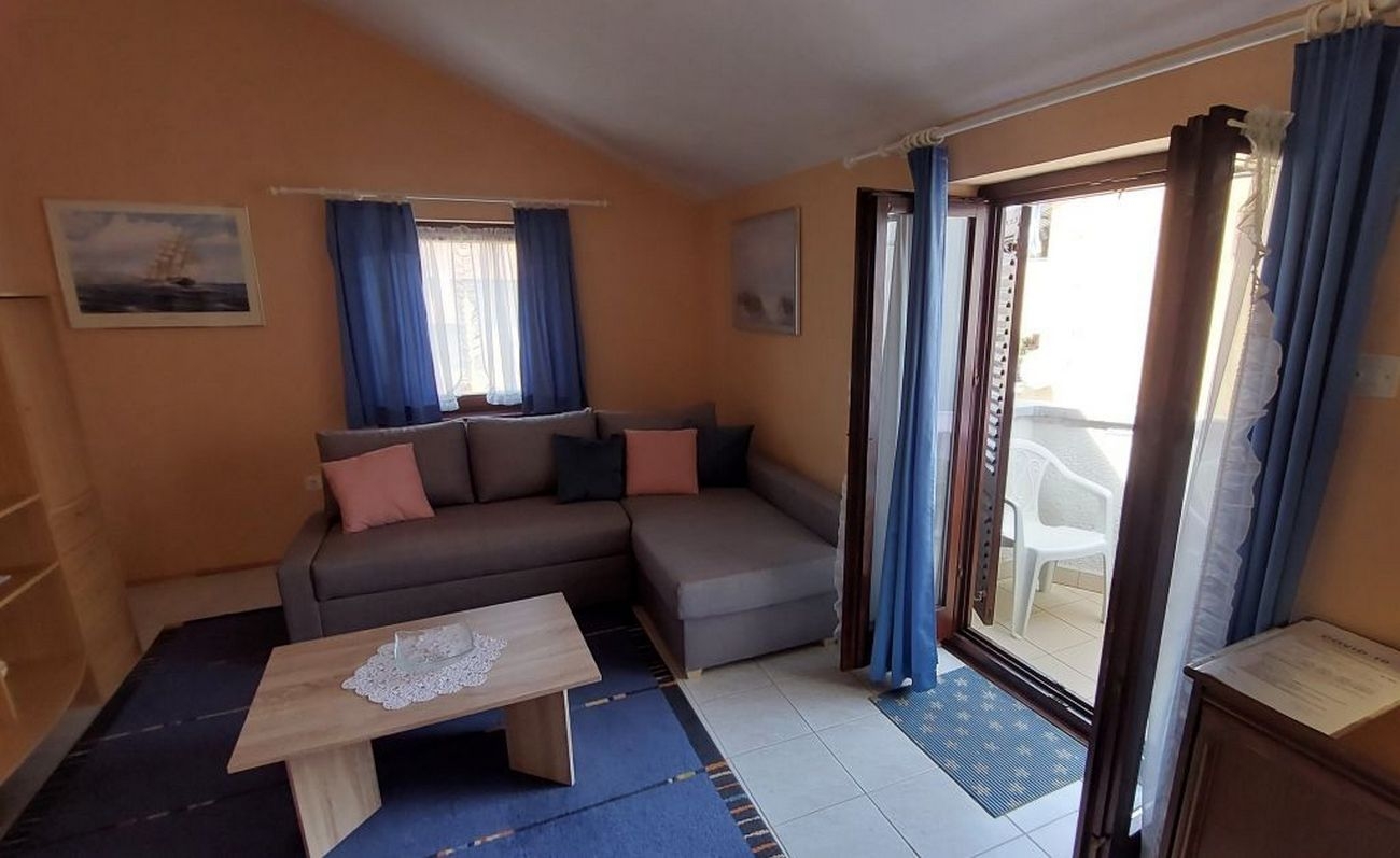 One bedroom apartment with balcony Cres  A-a