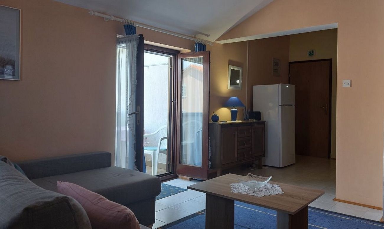 One bedroom apartment with balcony Cres  A-a