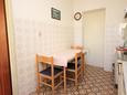 Salle à manger Pješčana Uvala, Salle à manger dans l’hébergement en type apartment.