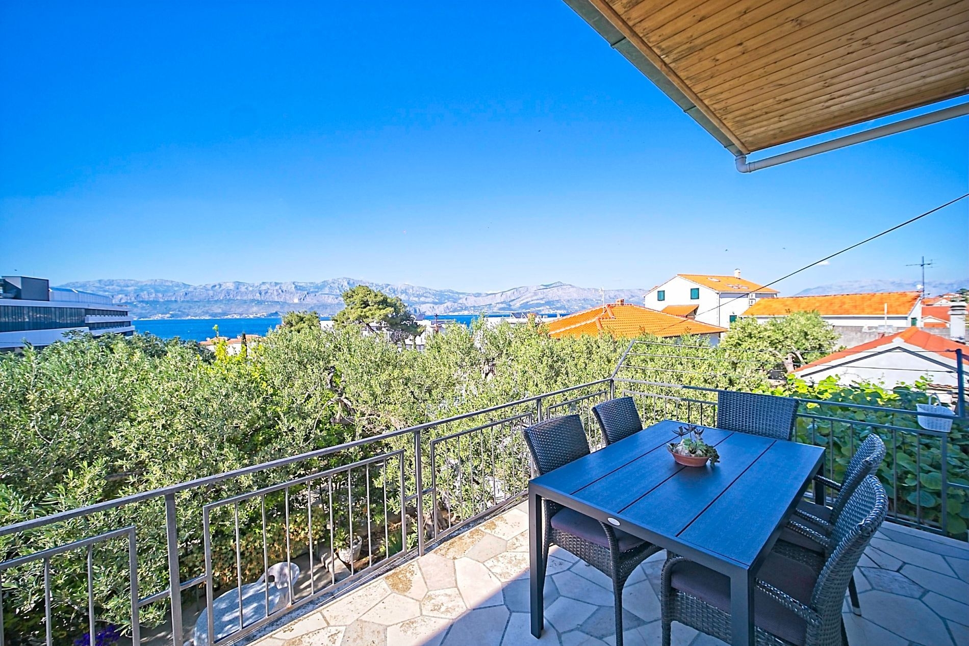 Three bedroom apartment with terrace and sea view Postira, Brač  A-a