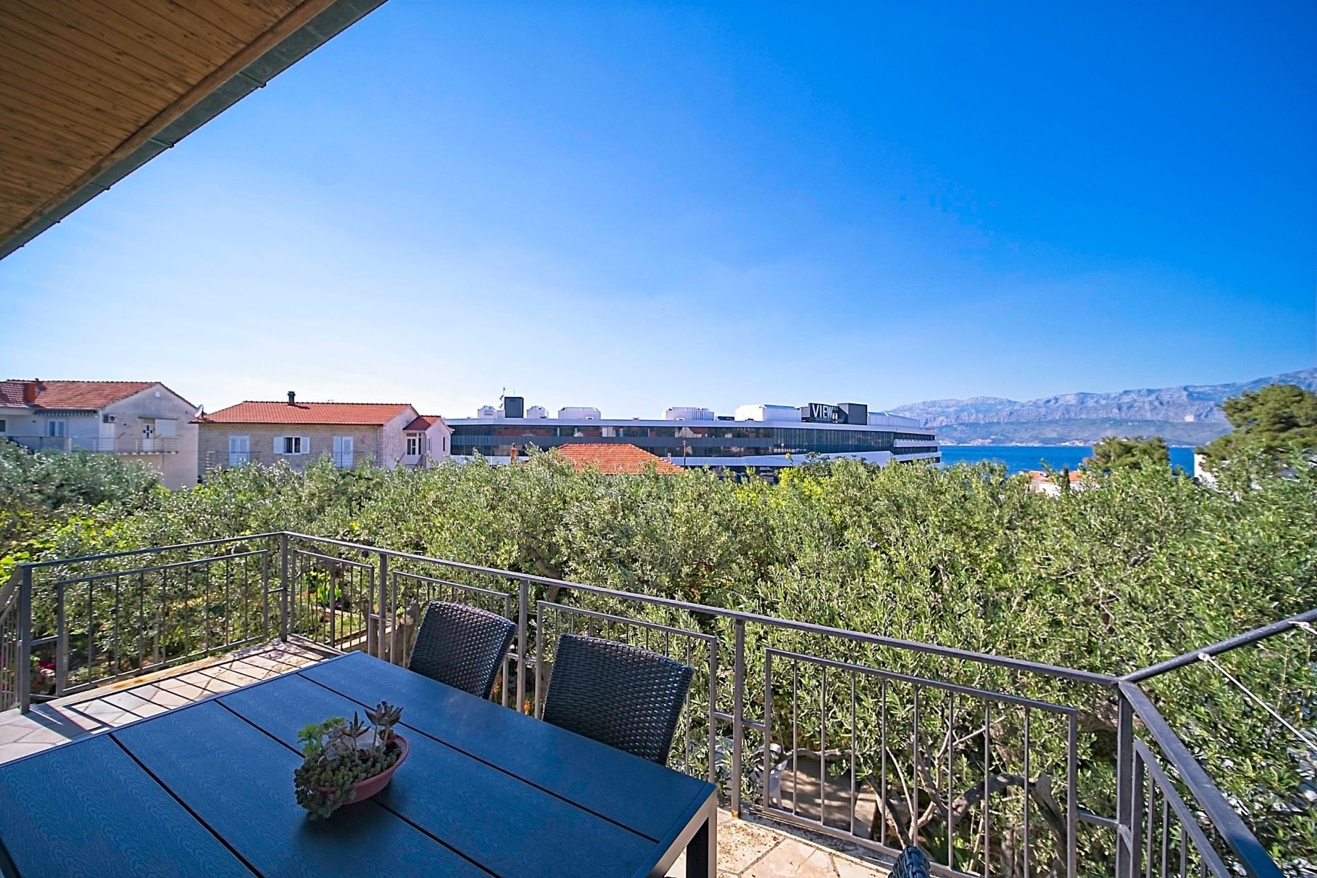 Three bedroom apartment with terrace and sea view Postira, Brač  A-a