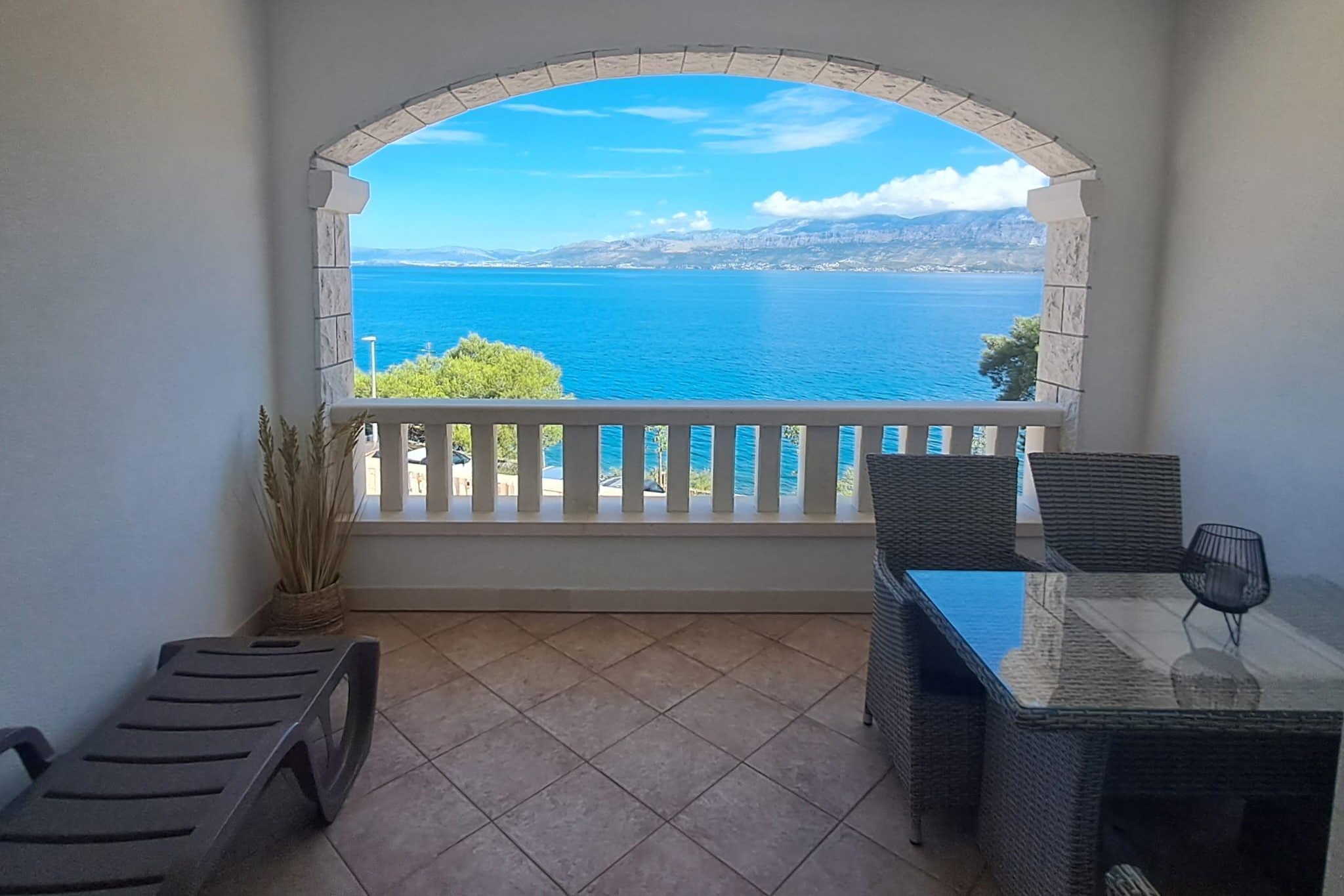 Three bedroom apartment near beach Postira, Brač  A-a